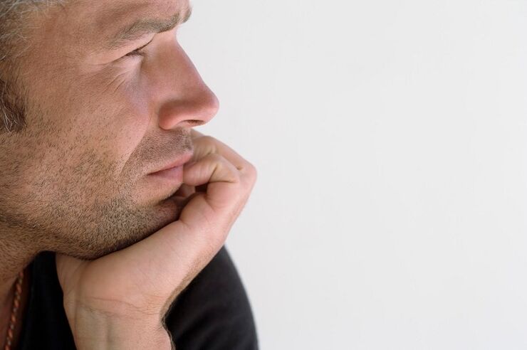 un bărbat se gândește la mărirea penisului